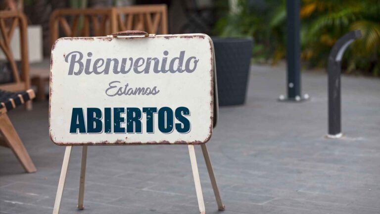 Estamos Abiertos sign