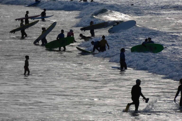 Crowded-surf-beach-in-Costa-Rica